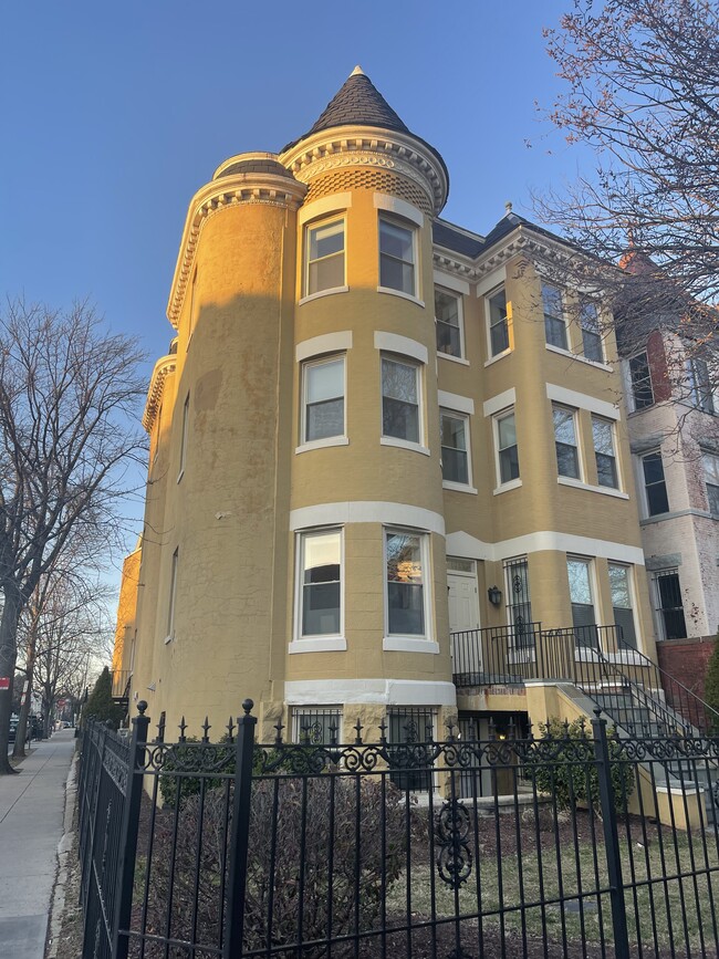 Building Photo - 1033 Park Rd NW