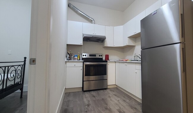 Building Photo - 16777 16A Av