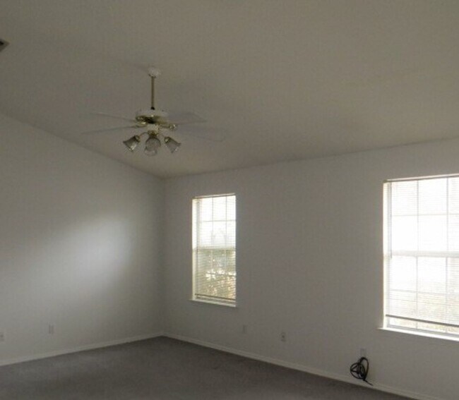 Foto del edificio - Easy access to shopping & interstate!