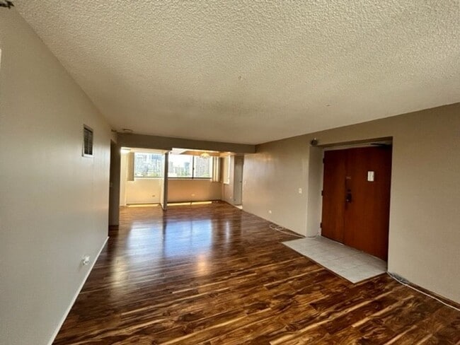 Building Photo - Beautiful & Convenient Punahou/Makiki 3-BR, 2-BA, 2-Parking