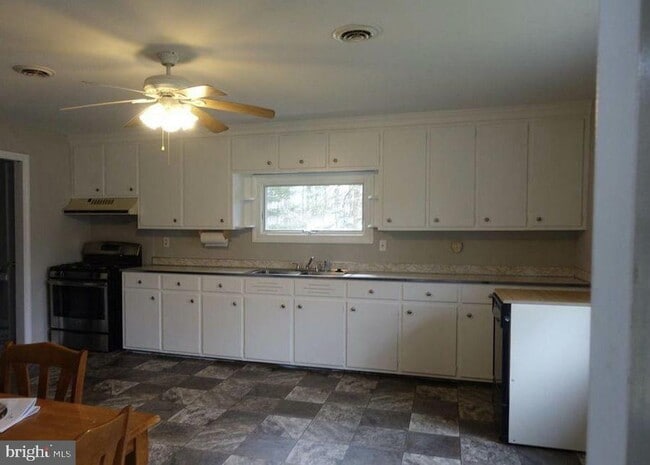 Building Photo - 117 Rebel Rd