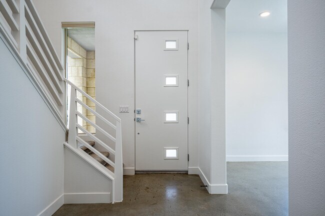 Foto del edificio - 35830 McCarthy St
