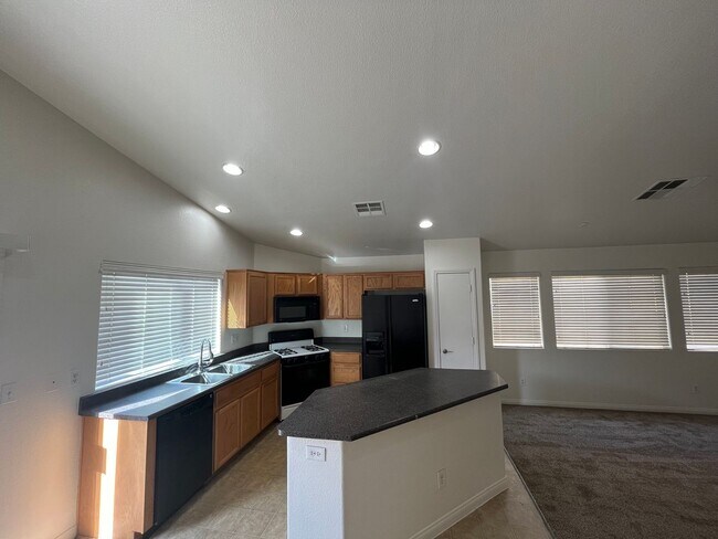 Building Photo - 2 Bed 1 Den 2 bath single story