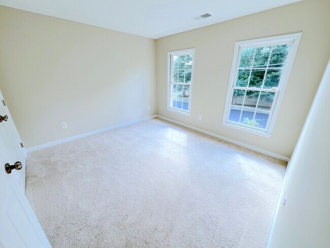 Building Photo - 2541 Sandburg St