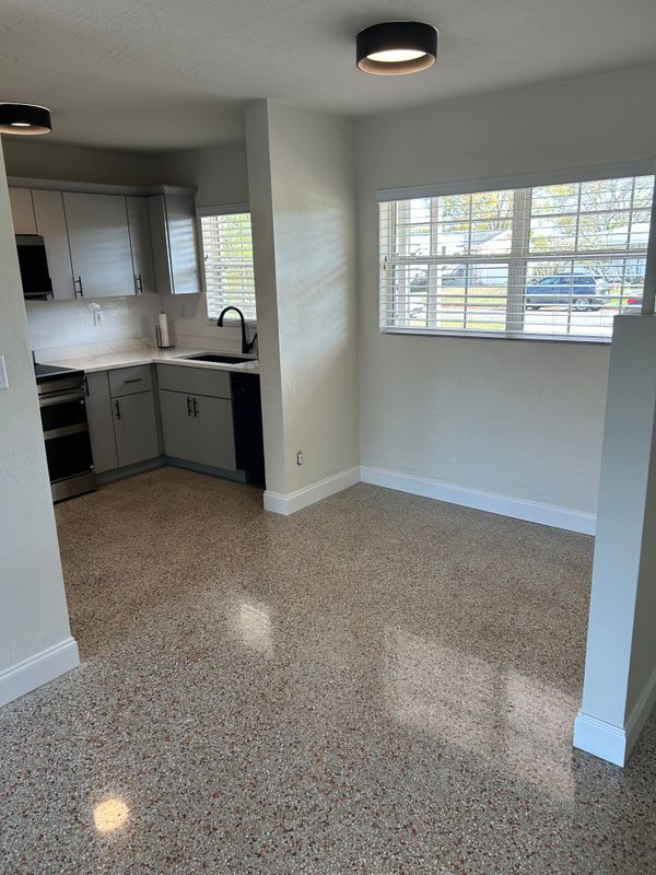 Foto del edificio - 735 42nd Ave NE