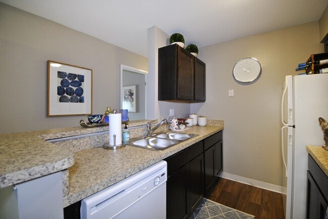 Foto del edificio - Village Green of Lansing Apartments