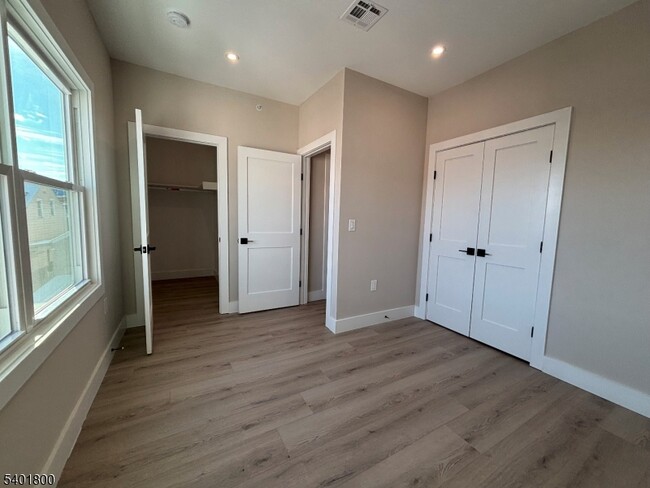 Building Photo - 136 Elm St