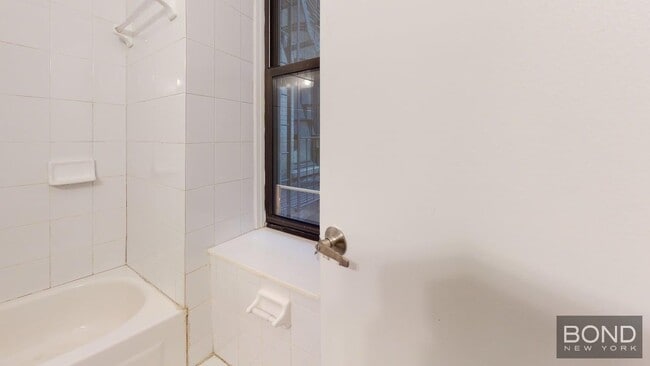 Building Photo - 415 E 73rd St