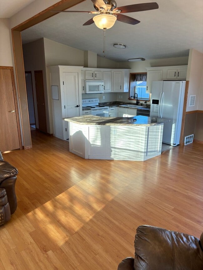 Building Photo - Acreage for Rent: $1750