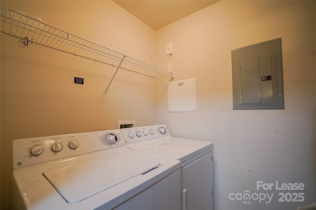 Building Photo - 14746 Via Sorrento Dr