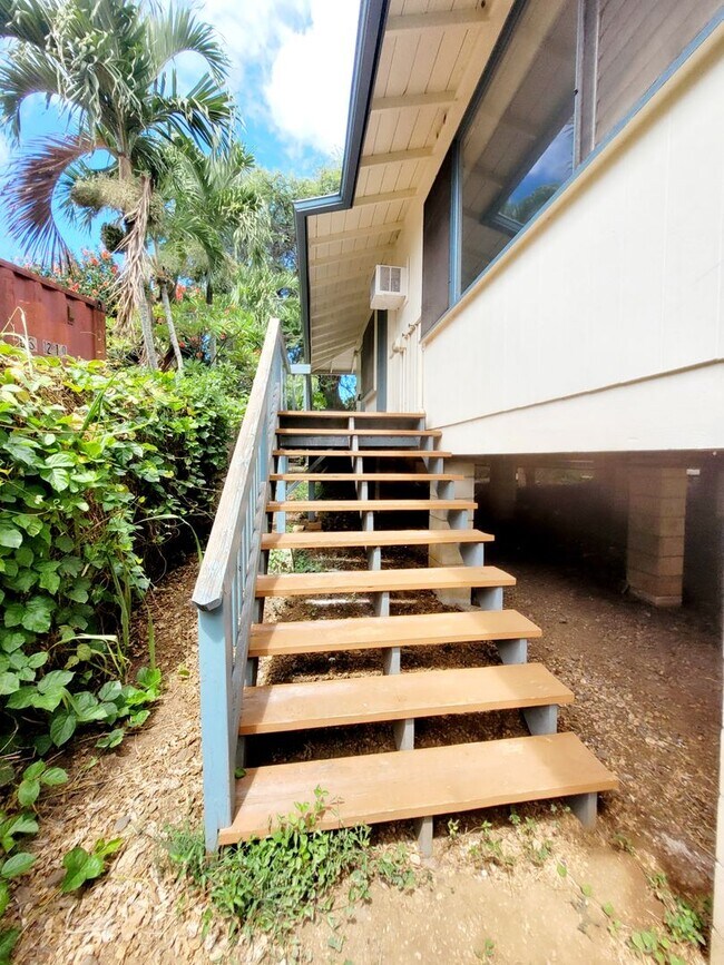 Building Photo - AVAILABLE NOW | 3 BED, 2 BATH HOME | Location: North Shore | Drive Up Parking Spaces, & Large Enc...
