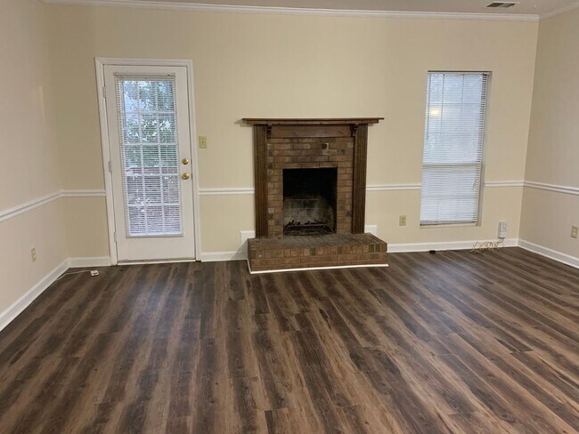 Building Photo - Great NW RALEIGH location-2 brm 2 bath ~ F...