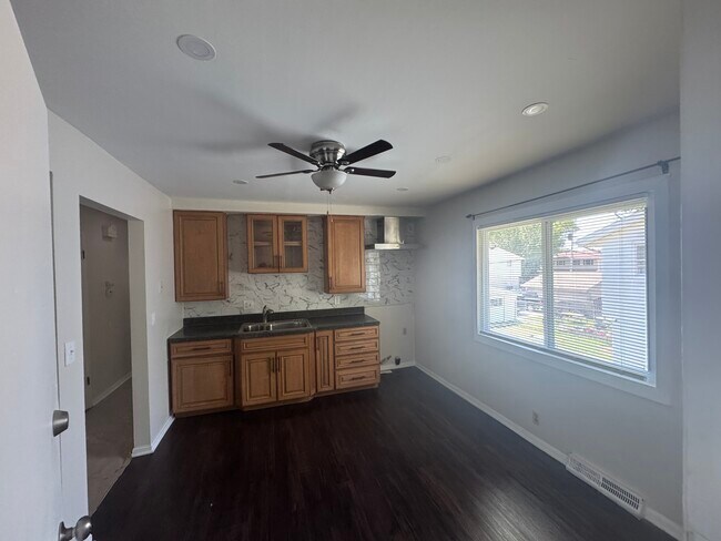 Cocina - 7211 W Brentwood Ave