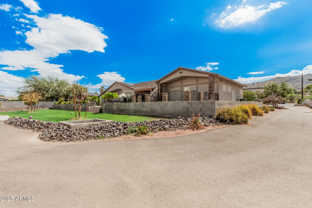Foto principal - 2058 W Dobbins Rd