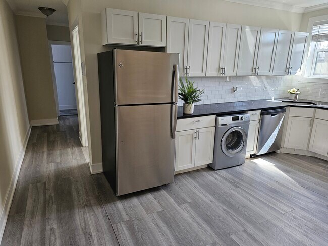 Foto del edificio - 3838 N Greenview Ave
