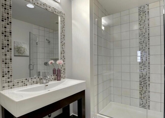 Building Photo - Beautiful 3 bed & Den + 3 Full Baths - Gorgeous upper level unit