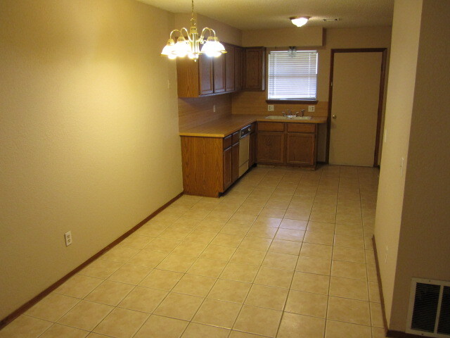 Building Photo - 802 Swan Lake Rd