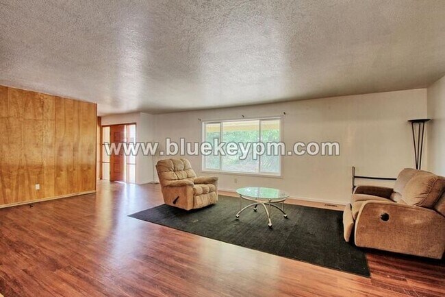 Foto del edificio - 5 Bedrooms, 2.5 Bathrooms Home in Oregon City