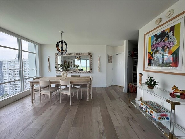 Foto del edificio - 5750 Collins Ave