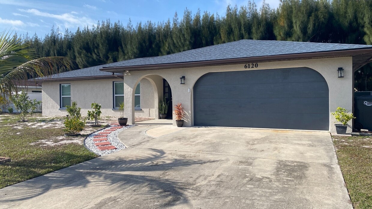 Stunning Remodeled 3BR Home Minutes from Beaches & Shopping - Stunning Remodeled 3BR Home Minutes from Beaches & Shopping