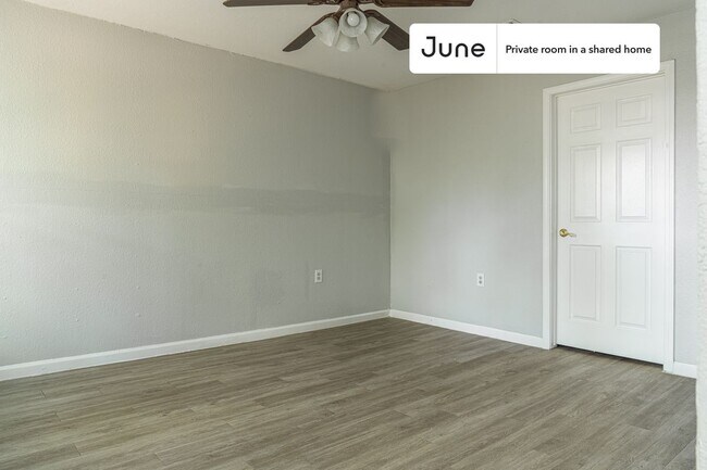 Foto del edificio - Private bedroom in 3 bed/2 bath Home