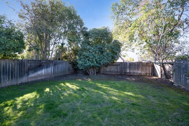 Building Photo - Z8616-8618 LR