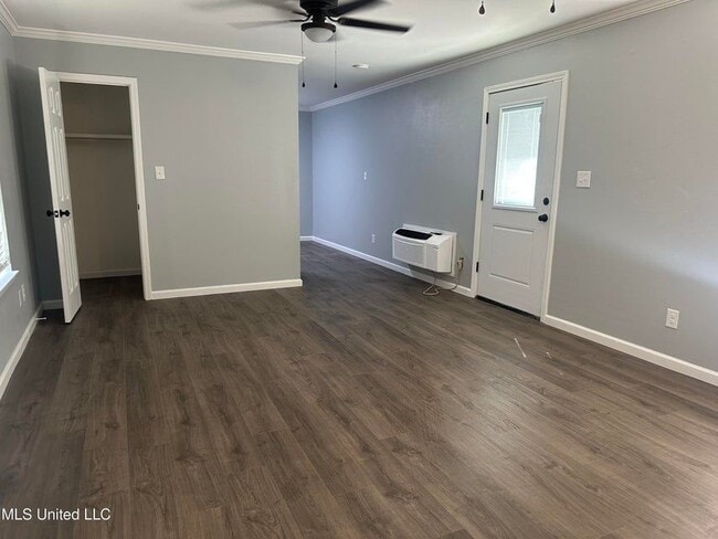 Building Photo - 1113 Beach Ave