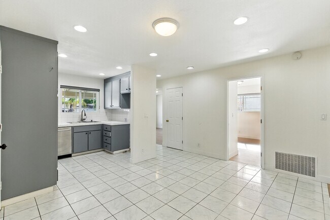 Building Photo - Charming 4 Bedroom 2 Bath Home in the Ever...