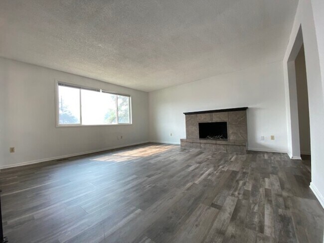 Building Photo - 1629 E Rowan Ave