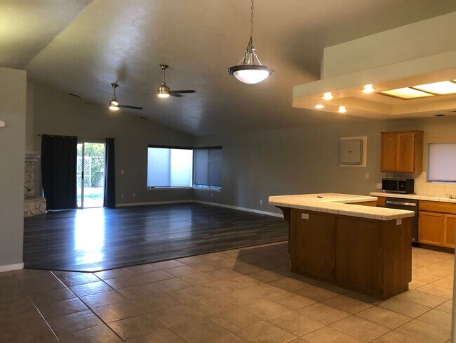 Foto del edificio - 3 bedroom 2 bathroom Home in Silver Lakes!...