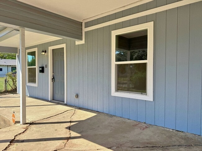 Foto del edificio - Fully Remodeled 3 Bed 2 Bath In Floral Hei...
