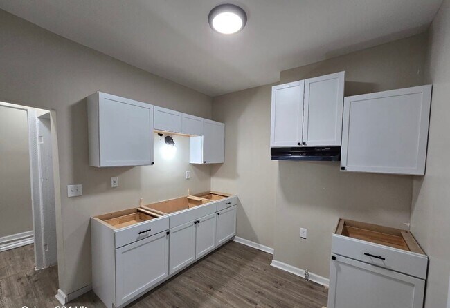 Building Photo - Renovated 3-Bedroom Home – We Welcome Sect...