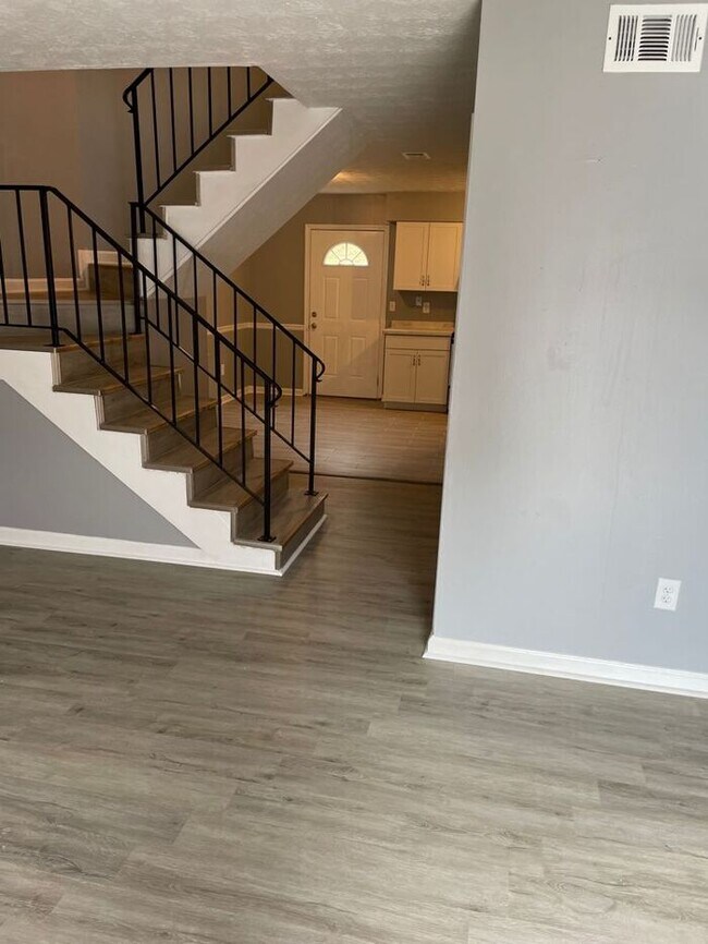Foto del edificio - Renovated 2 Bedroom 1 1/2 Bath Townhome