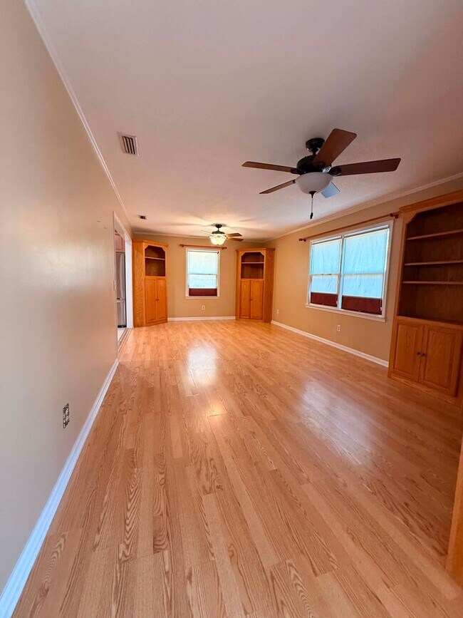 Foto del edificio - 300 E Kingswood Dr