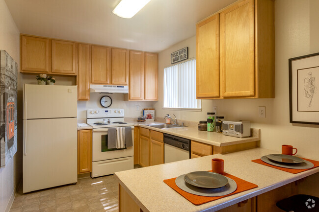 Studio - 432SF - Dining Area - Cherrywood Apartments