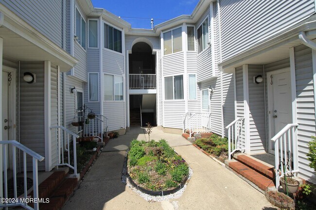 Building Photo - 605 Jesse Way