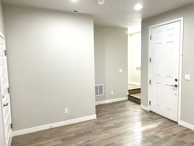 Building Photo - Newer Tri Level Home for Rent-Aurora-80014