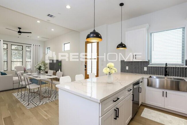 Building Photo - 3032 Truxillo St