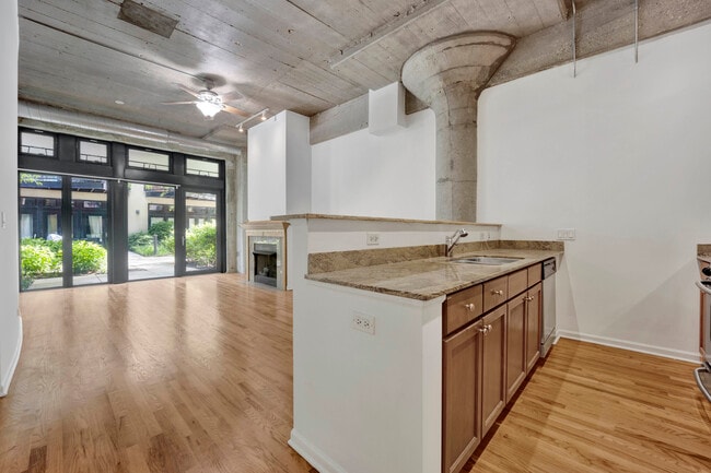 Building Photo - 1070 W 15th St