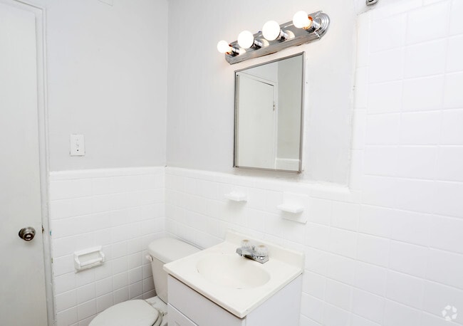 1BR, 1BA - 651 SF - Bathroom - Northwood Gardens