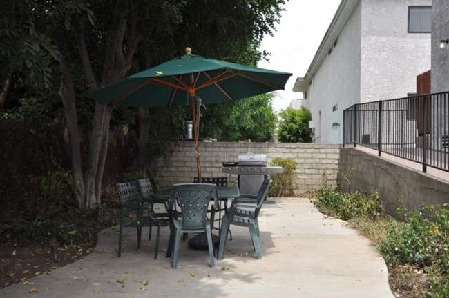 Foto del edificio - 5921 Whitsett Ave