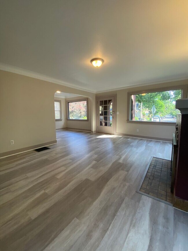 Foto del edificio - Charming Mt. Tabor Home with Loft & Baseme...