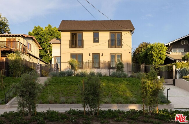 Building Photo - 1018 Manzanita St