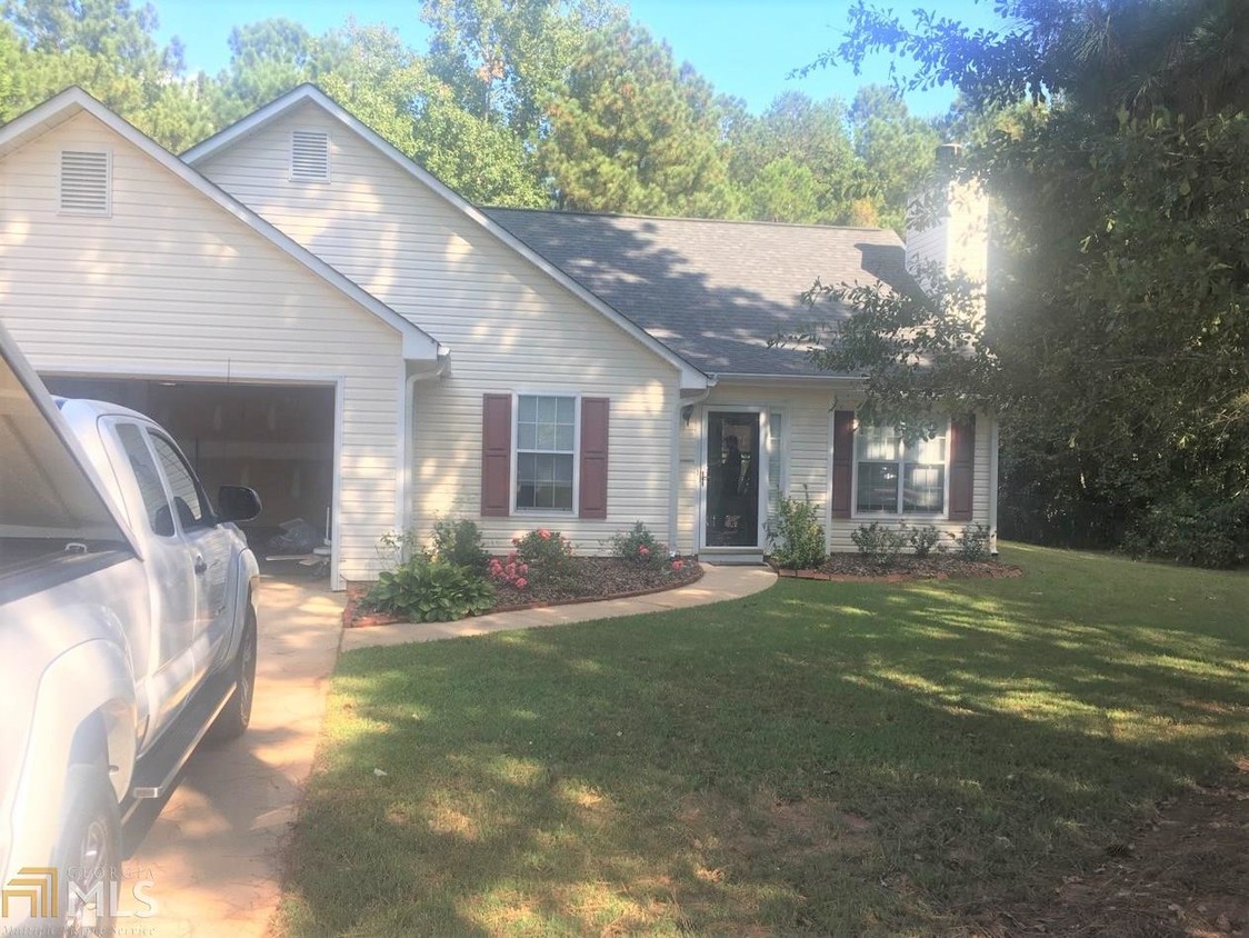 Foto principal - 140 Saddlebrook Dr