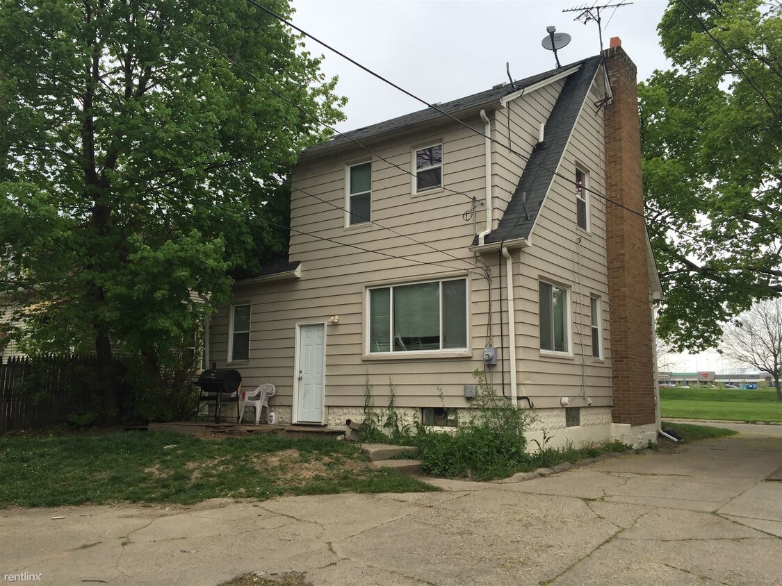 Building Photo - 3 br, 1 bath Triplex - 383 Elizabeth Lake Rd