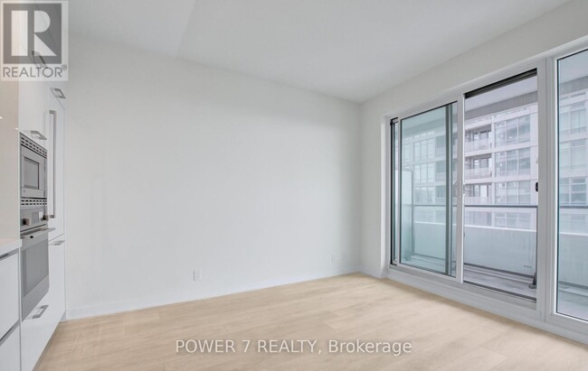 Building Photo - 2221-2221 Yonge St