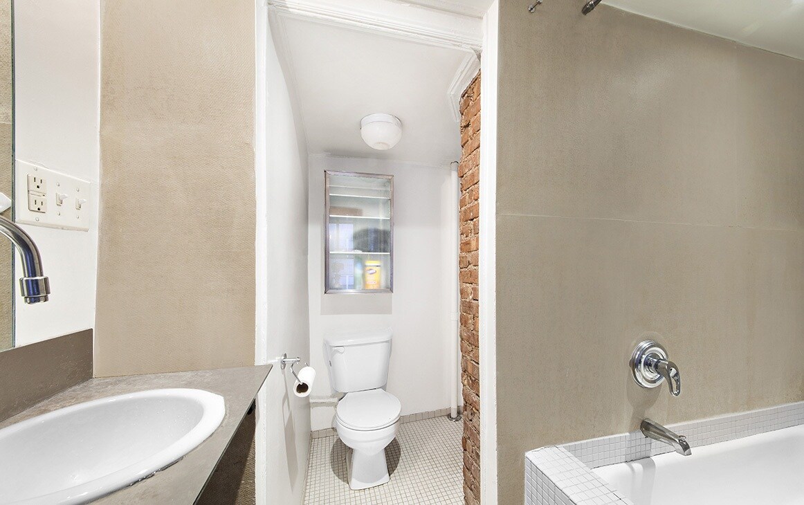 Building Photo - 368 Mott St