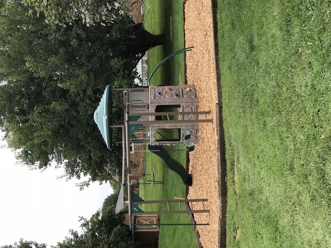 Foto del edificio - 930 E Colonial Manor Dr