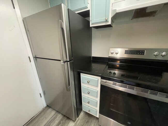 Foto del edificio - Charming 2-Bed, 2-Bath Condo in Prime Loca...