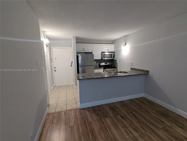 Foto del edificio - 2771 Riverside Dr